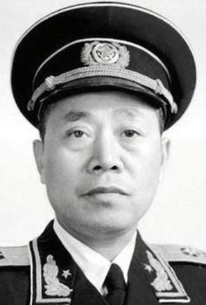 1942年，海匪头子孙二虎和新四军将领陶勇一块洗澡，突然有人急匆匆跑过来，塞给孙