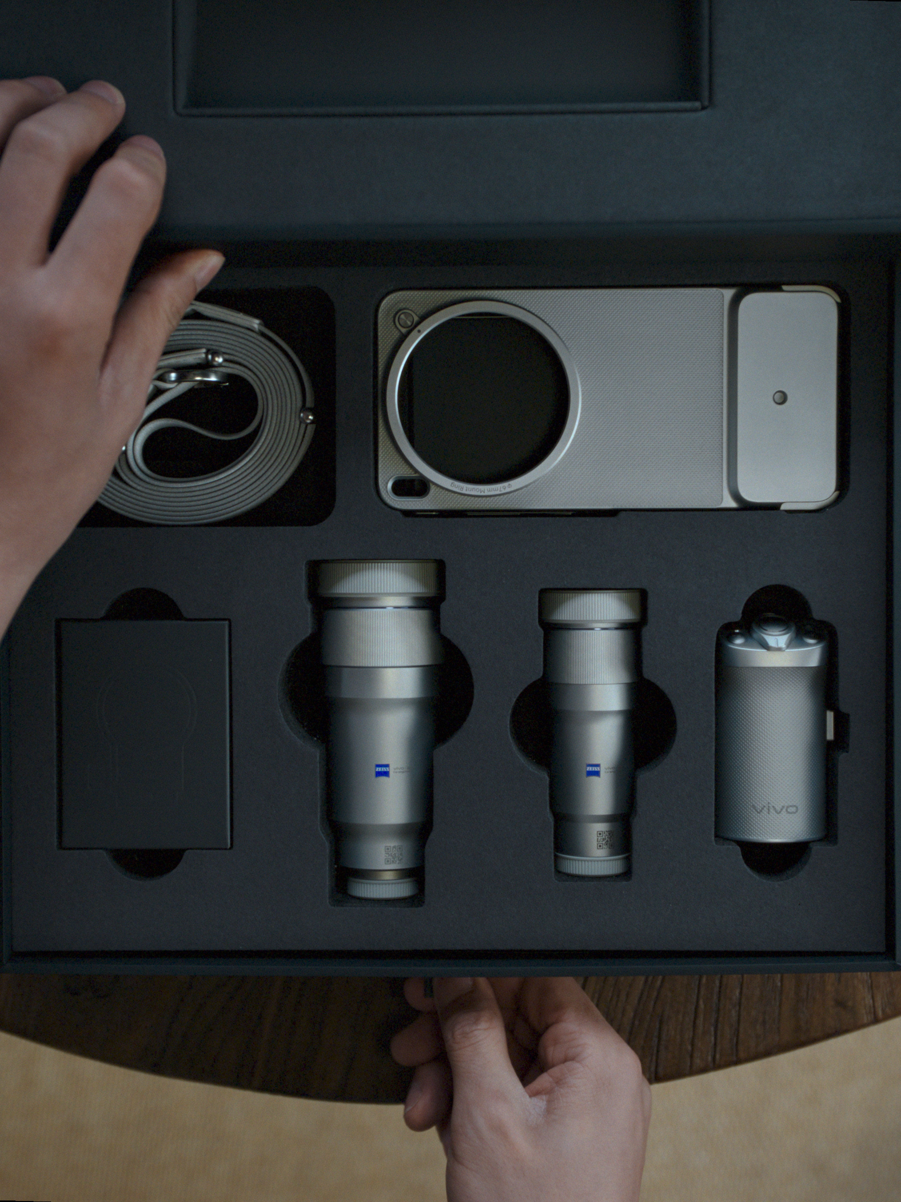 从开箱视频中截了几张vivo X300 Ultra摄影师套装的图，蓝厂这是直接把