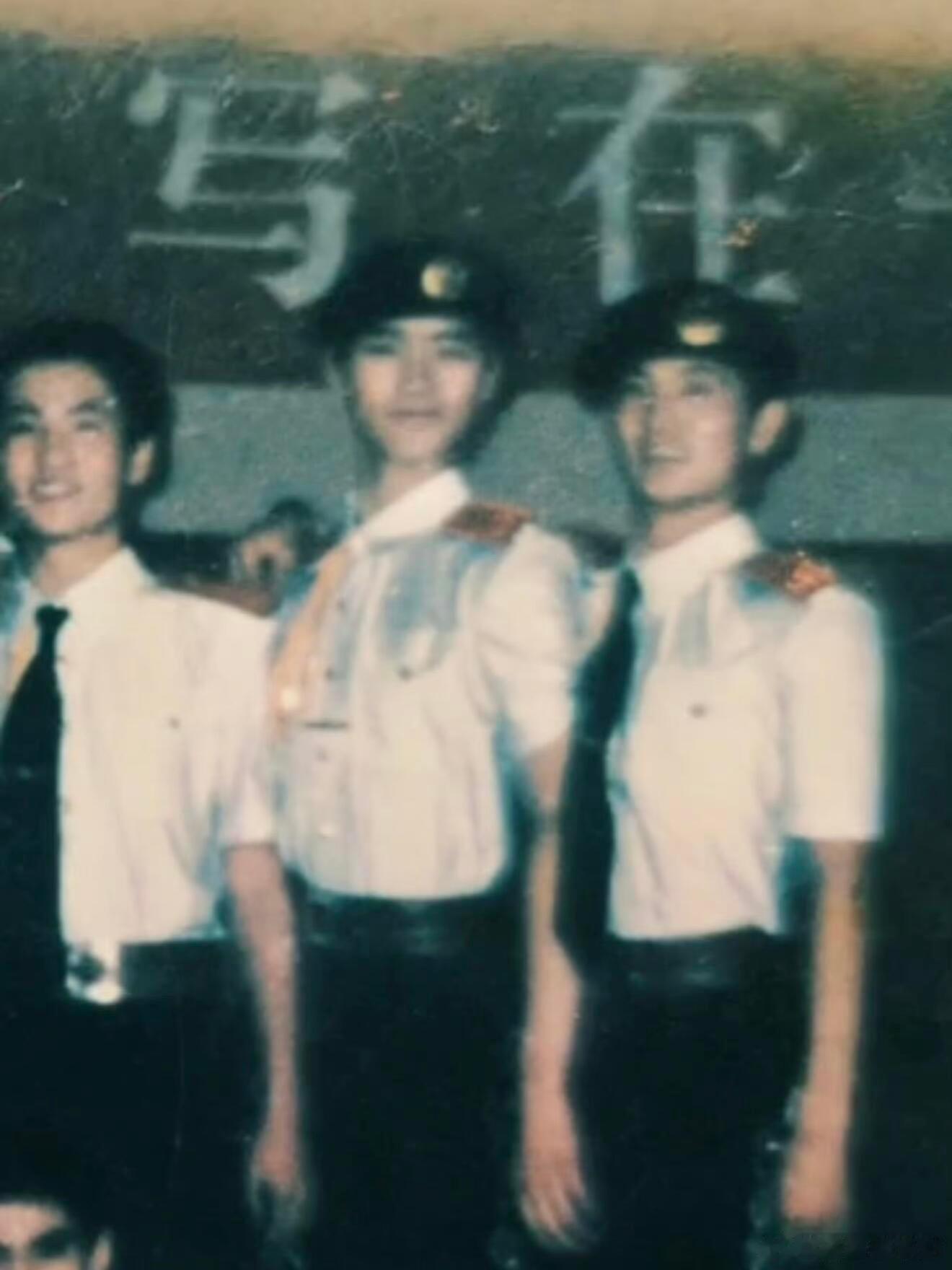 考古文工团时期的阿云嘎泛黄胶片里的少年 身姿笔挺 清瘦挺拔很难想象当年那个从草原