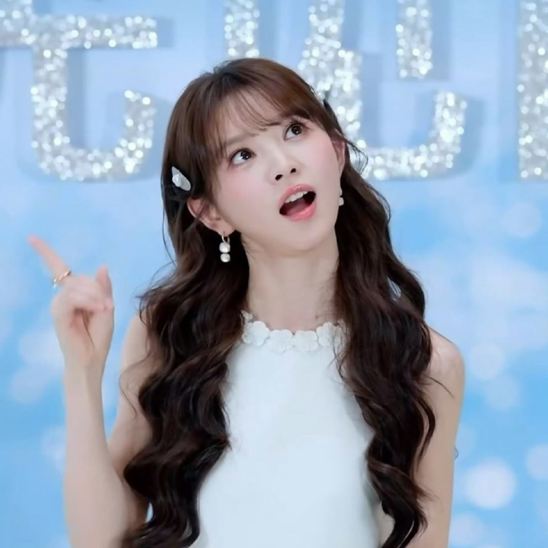 田曦薇、孔雪儿今天的直播活动图，好养眼啊。 