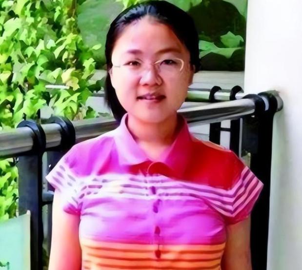 2013 年，她勇夺辽宁省文科状元，随后被香港大学录取，并获得香港大学全额奖学金