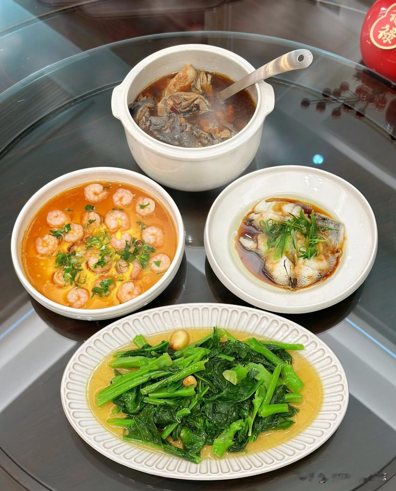 家里有爱干净到强迫症的老人
别人嫌麻烦的事情
在她眼里全是对生活的底气
家里的边