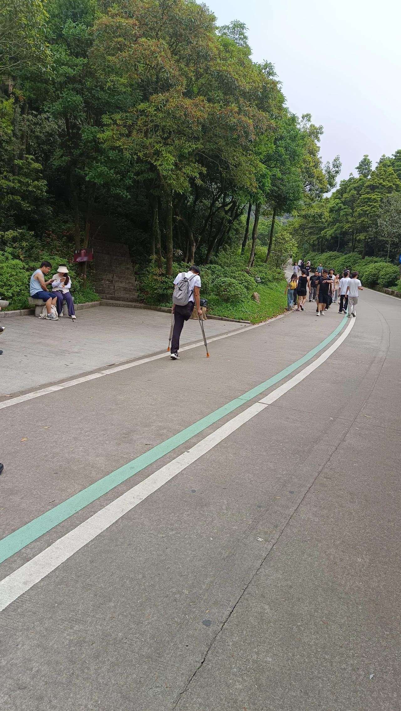 小伙子太牛了，一个人拄拐杖，虽然是残疾人，却非常勇敢，单枪匹马爬梧桐山，我们大多