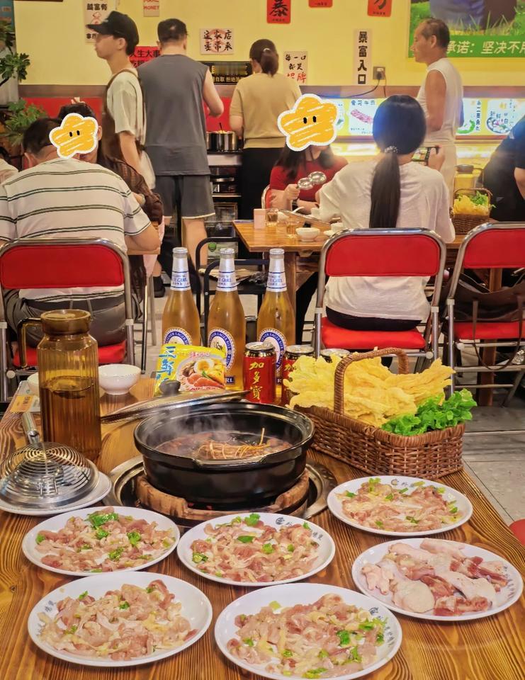 一口爆汁！这一口炭炉鸡煲真的鲜到失语…
每次来天河，必打卡这家宝藏鸡煲店👍🏻
