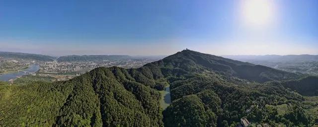 诗词打卡3：
酬乐天初逢席上见赠
  （唐）刘禹锡
巴山楚水凄凉地，二十三年弃置
