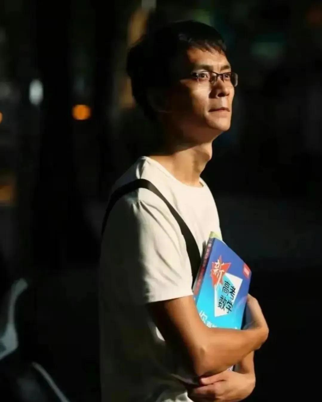 唐尚珺，这个名字在高考的舞台上，如同一颗永不熄灭的星辰，16次的轮回，他成了高考