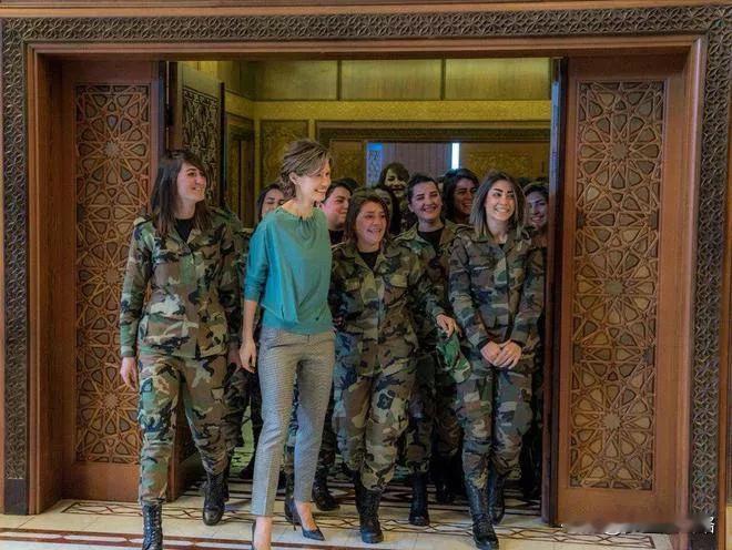 这是巴沙尔妻子阿斯玛接见女兵的相片，这些女兵没有一个包头巾的。
现在叙利亚就不行