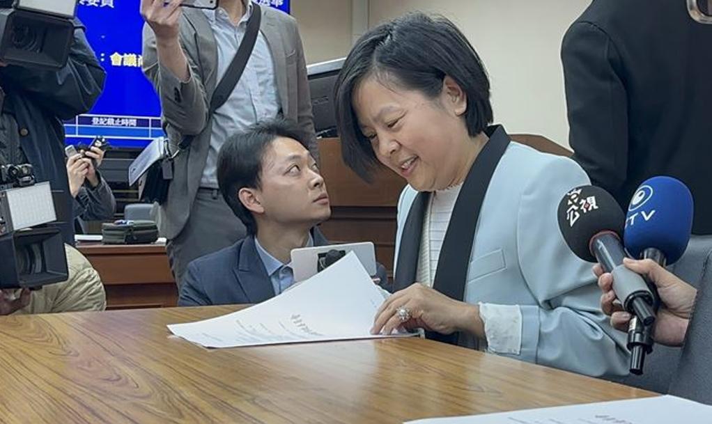 李贞秀一早参加召委选举　对媒体比1动作

立院今（11日）进行各常设委员会召委选