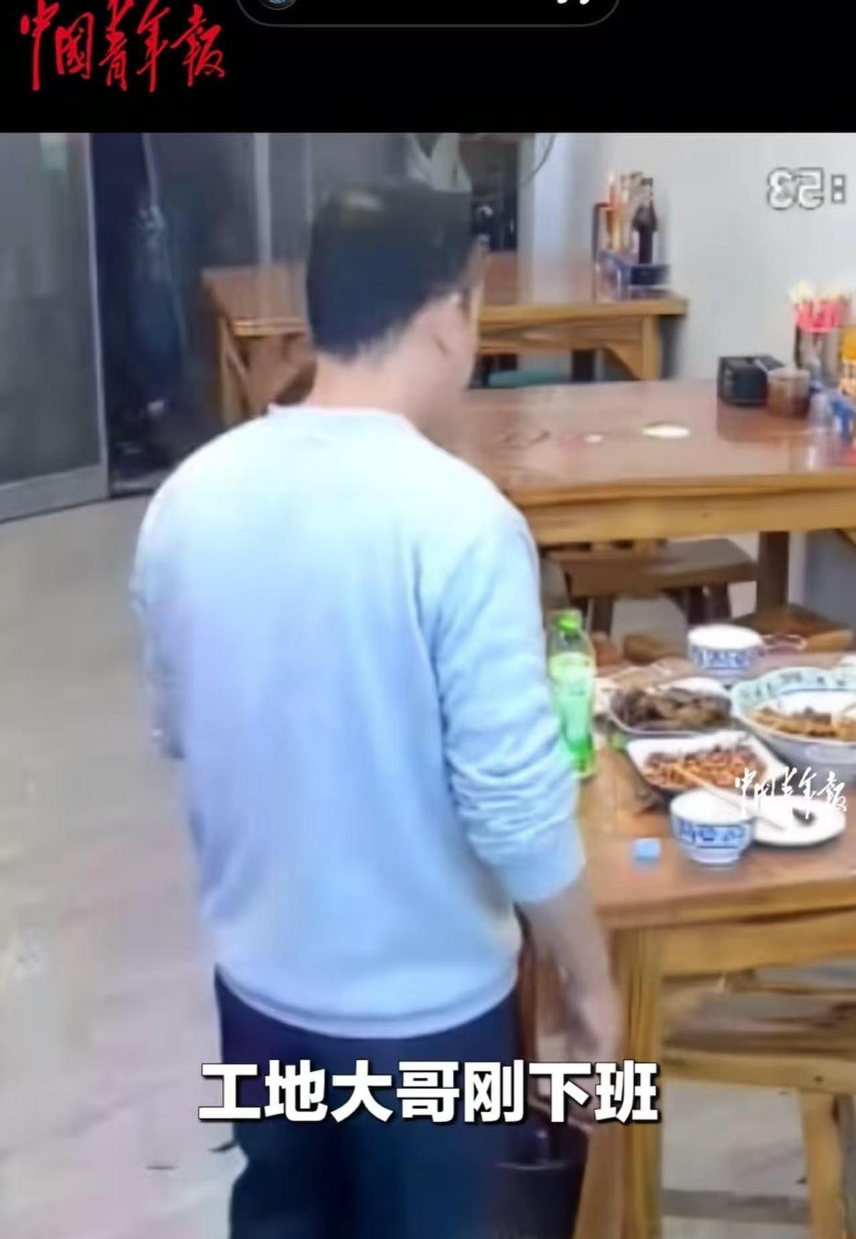 在河南周口的一家小馆子里，他涨红了脸，声音不大却无比清晰。临近下午一点，那桌剩下