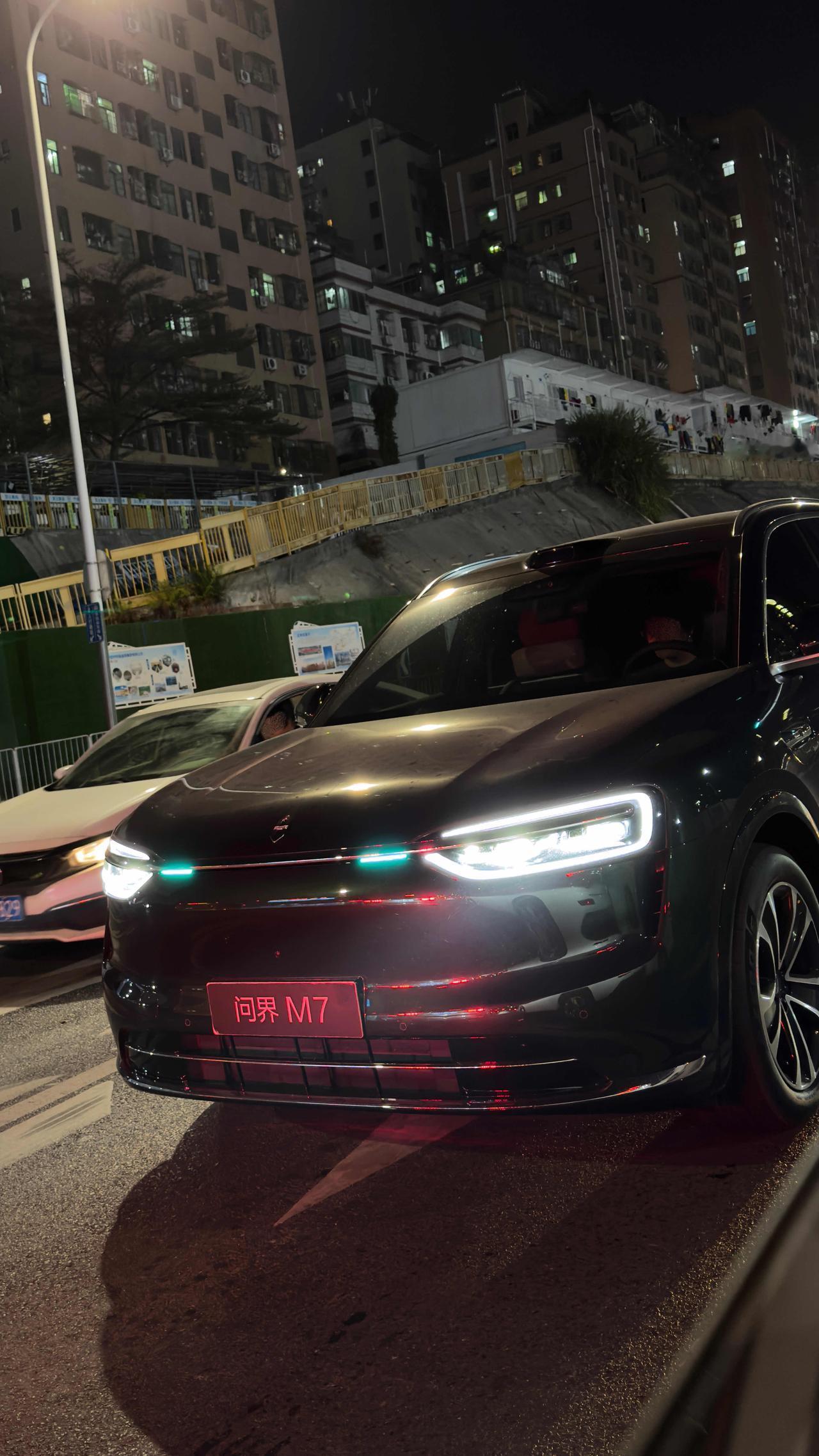 遇到一台全新问界M7，牌还没上，小蓝灯已经亮起了，真是谁开谁香[允悲]