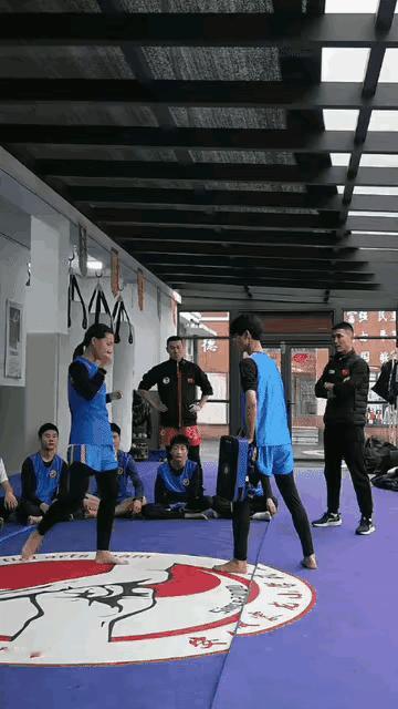 小姑娘：我不忍心对同学下脚，教练就没有顾忌了[捂脸][捂脸][捂脸]