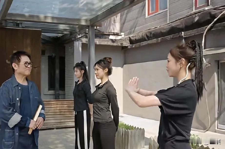 凌云可以啊，飒到从家门口扔垃圾，到和李连杰