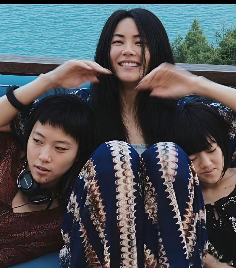 王菲对两个女儿挺公平的，窦靖童遗传了她的性格和歌喉，李嫣遗传到的是王菲的身高和体