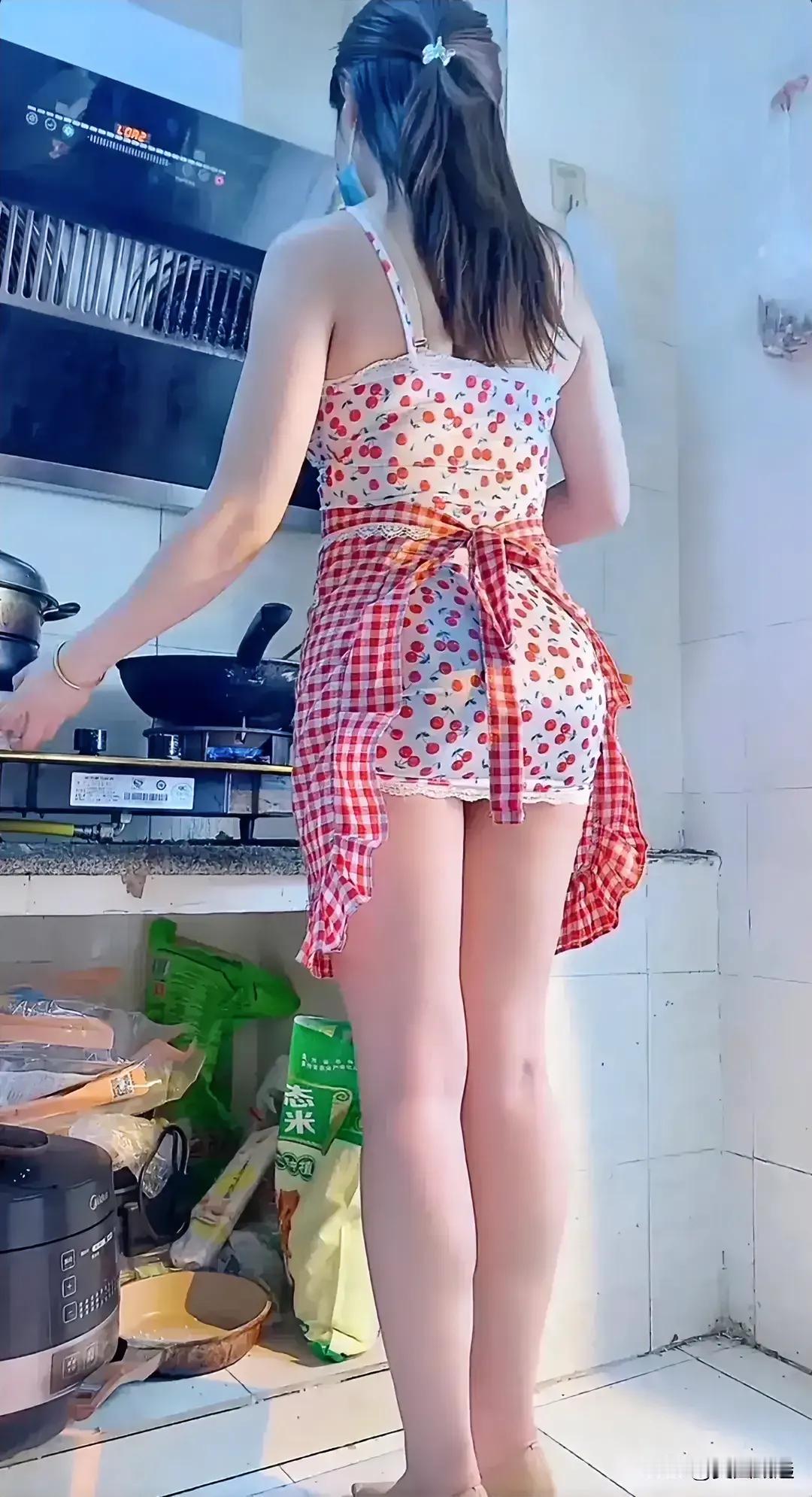 我的嫂子，连衣包臀裙，这样的女人太少了，这么完美火辣的身材，大长腿，还能下厨房给