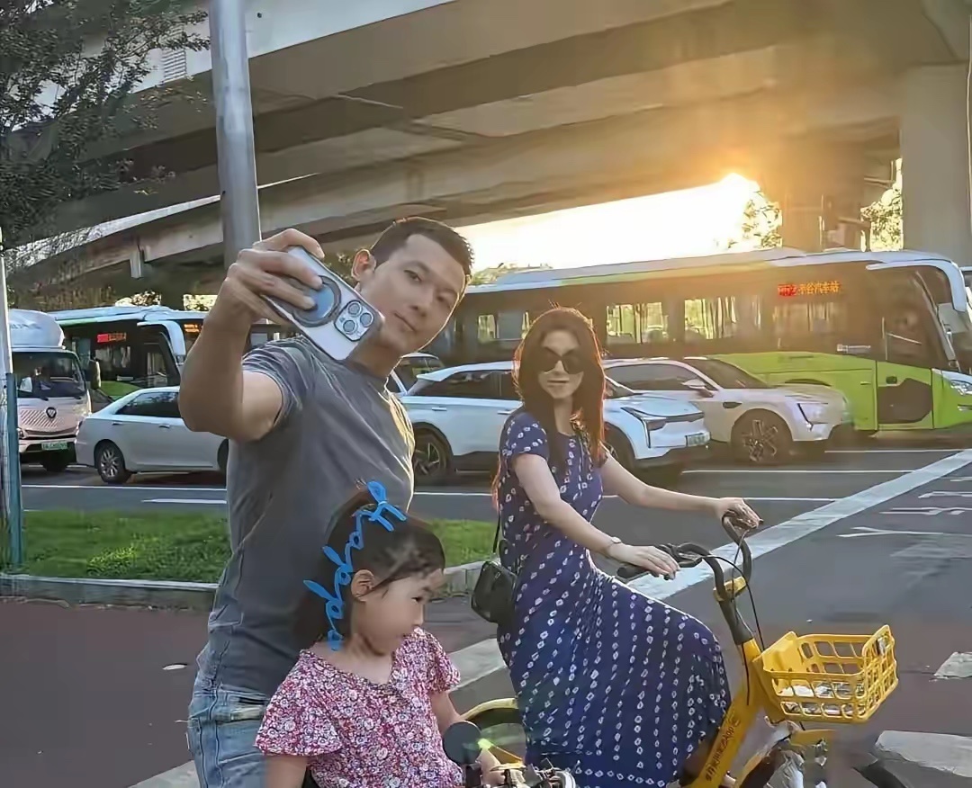 朱珠一家的出游骑行照看着好温馨，她老公长得好帅啊！ 