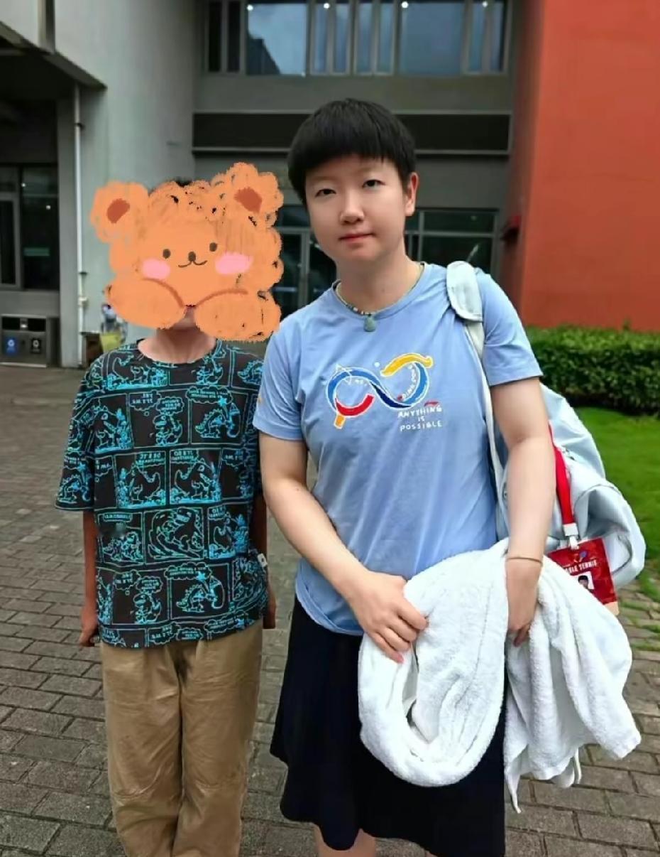 9.1，莎莎开学了，背着小书包，还和小朋友合影！像莎莎这样的女孩子，谁能不喜欢呢