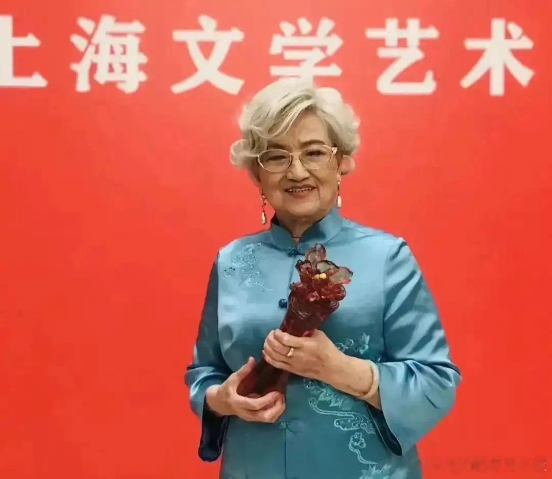 2019年9月23日王文娟荣获第七届上海文学艺术奖“终身成就奖”王文娟越剧