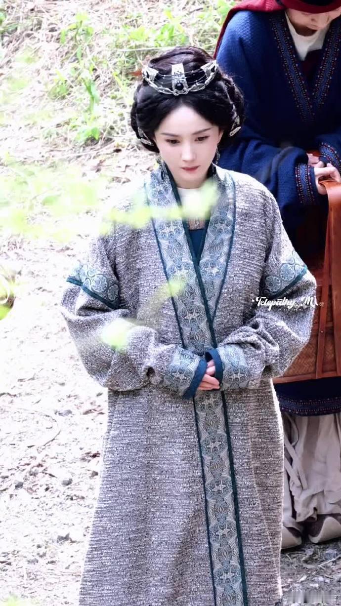 杨幂盘发古人感杨幂从书里走出来的冯湮儿 谁看了不感叹一句杨幂太适合古装盘发，古人