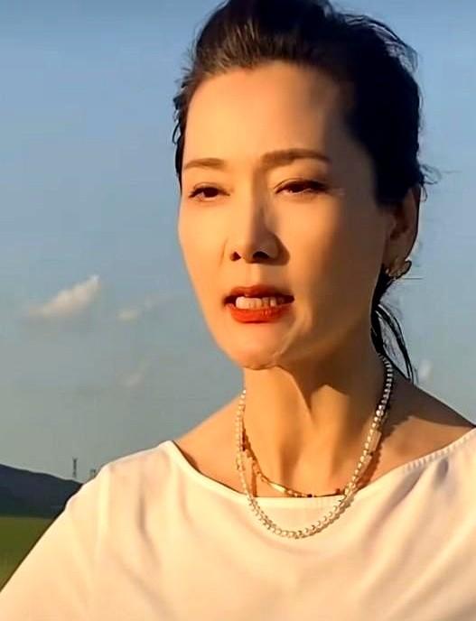 何赛飞这股劲儿，真提气！

老戏骨在节目里直接开炮，点名批评那些“嫁豪门、霸总强