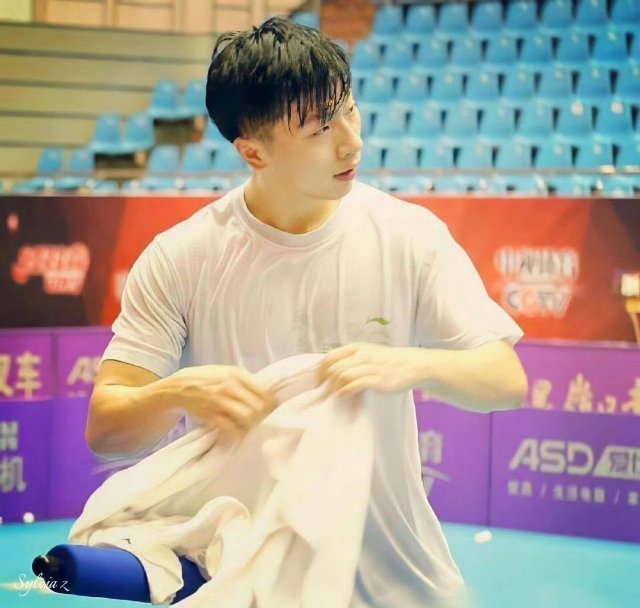 表演赛马龙用脚战胜老瓦 龙队这一脚出其不意！鞋底比球拍好使 