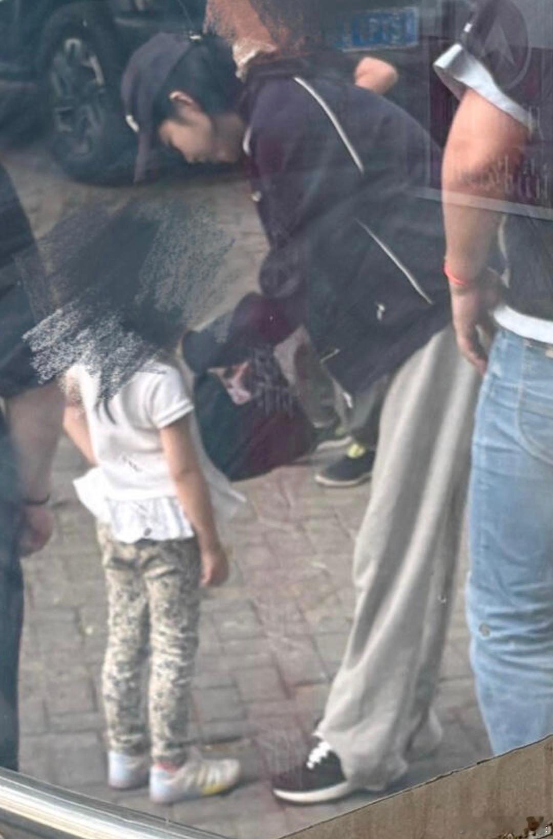 潘玮柏老婆带女儿回老家潘玮柏老婆带女儿回南京 潘玮柏女儿近照曝光，这都上幼儿园了