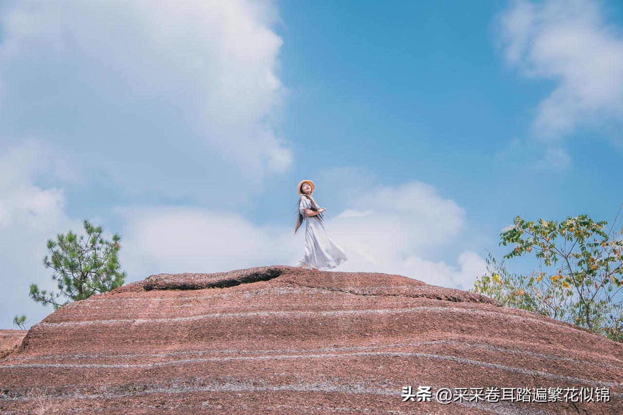 湘西花垣县有一红一黑两个石林，一对比就奇了

奇之一：一个像一大块一大块的五花肉
