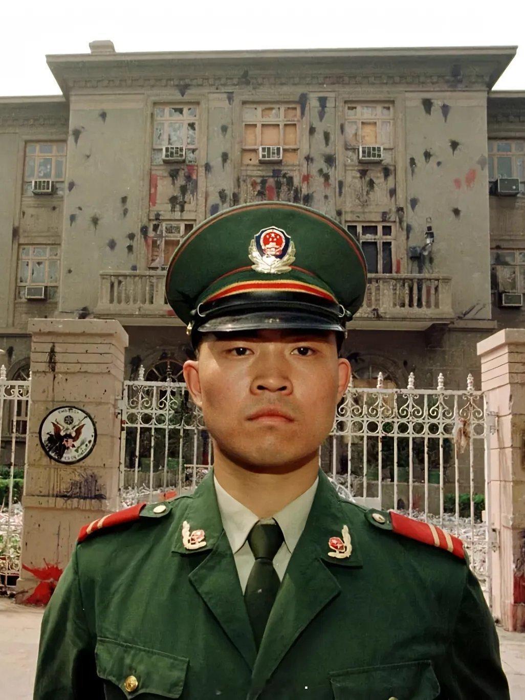 1999年北约轰炸我国驻南联盟大使馆导致三名中国记者不幸身亡。图为一名武警战士驻