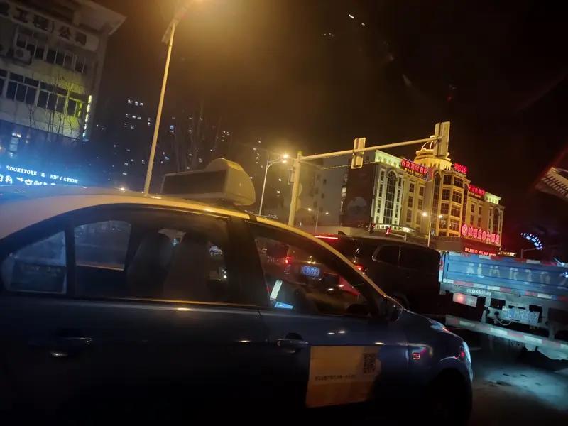 12月31日吉林长春，司机帮拿行李 ，车费要收70元，学生嫌贵拒绝后， 司机又要