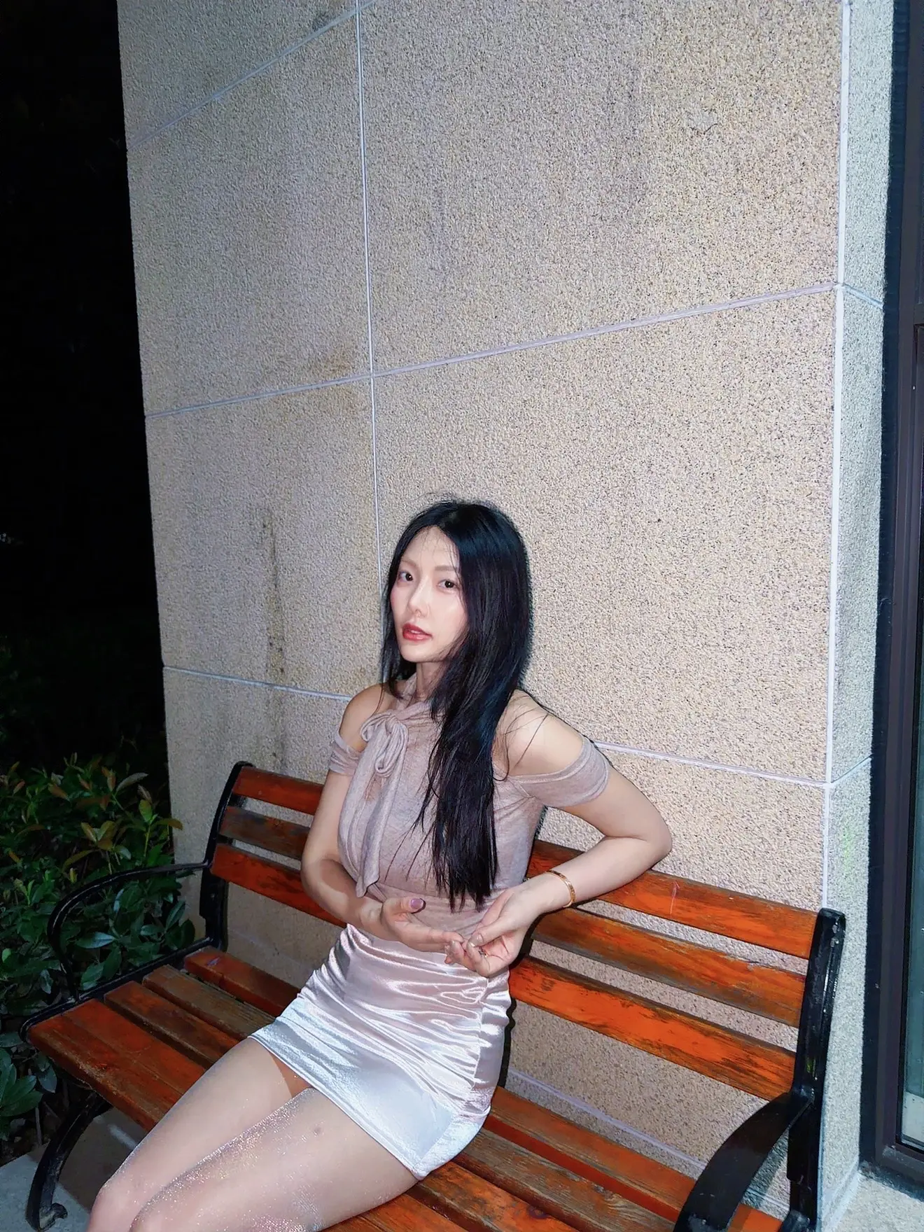 想踹你一脚，又怕你抓着我的脚不放