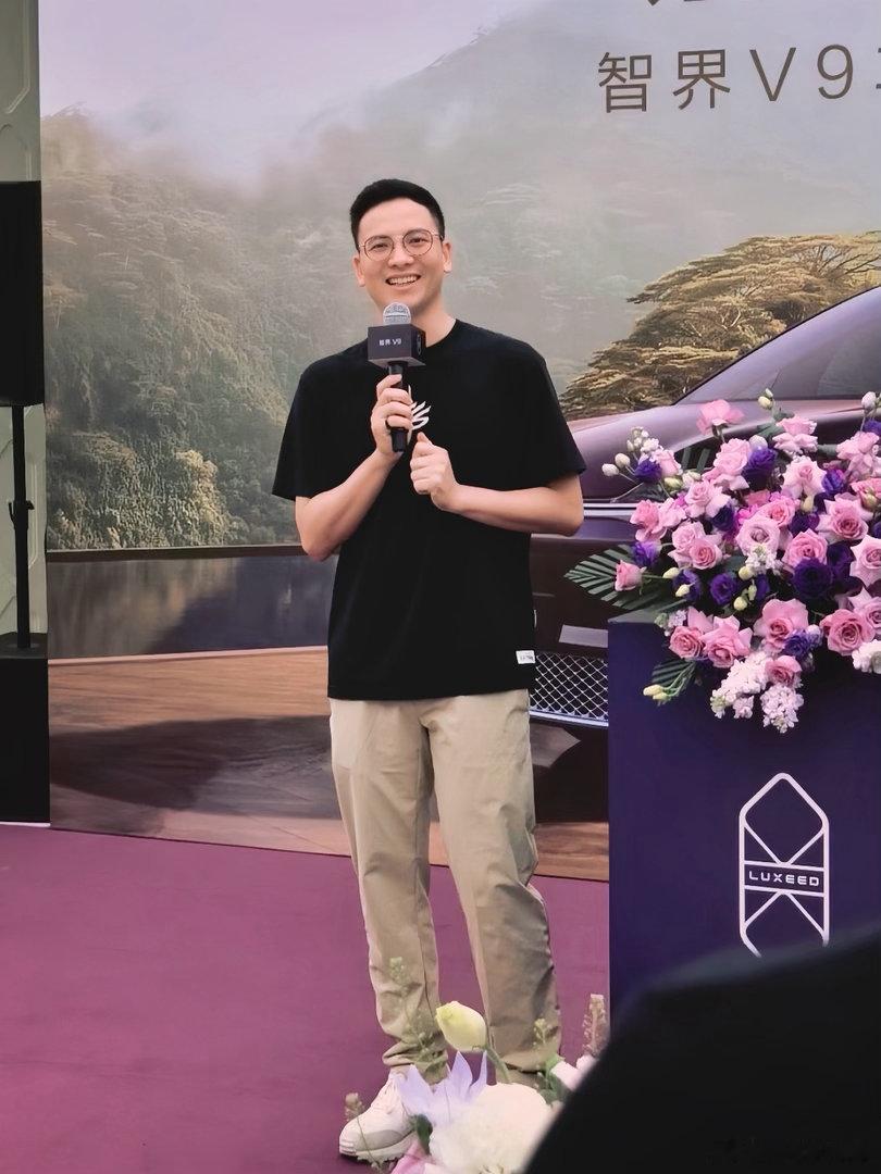 智界V9的第一万台车，车主是影后惠英红今天在深圳湾交付的几台智界V9，都是明星名