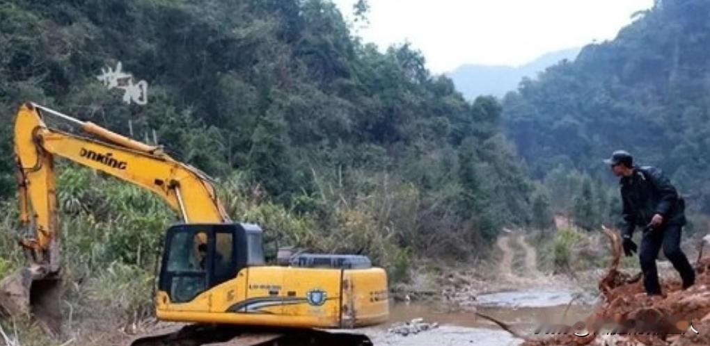 2014年，广西一男子肝癌晚期，他自掏腰包17万修路，却不治病。哪料，修路还差8