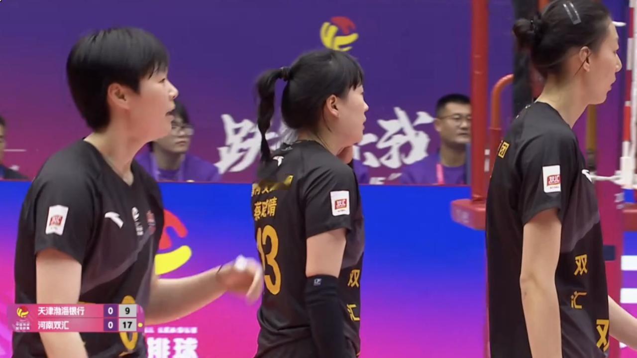 天津女排一传被打得乱套了，一攻基本废掉，首局比赛河南17-9巨大分差领先，胜利在
