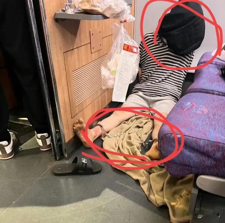 第一次见这种羁押方式！在高铁上，嫌疑人带着手铐脚镣可以理解，怕他跑或者挟持人！但