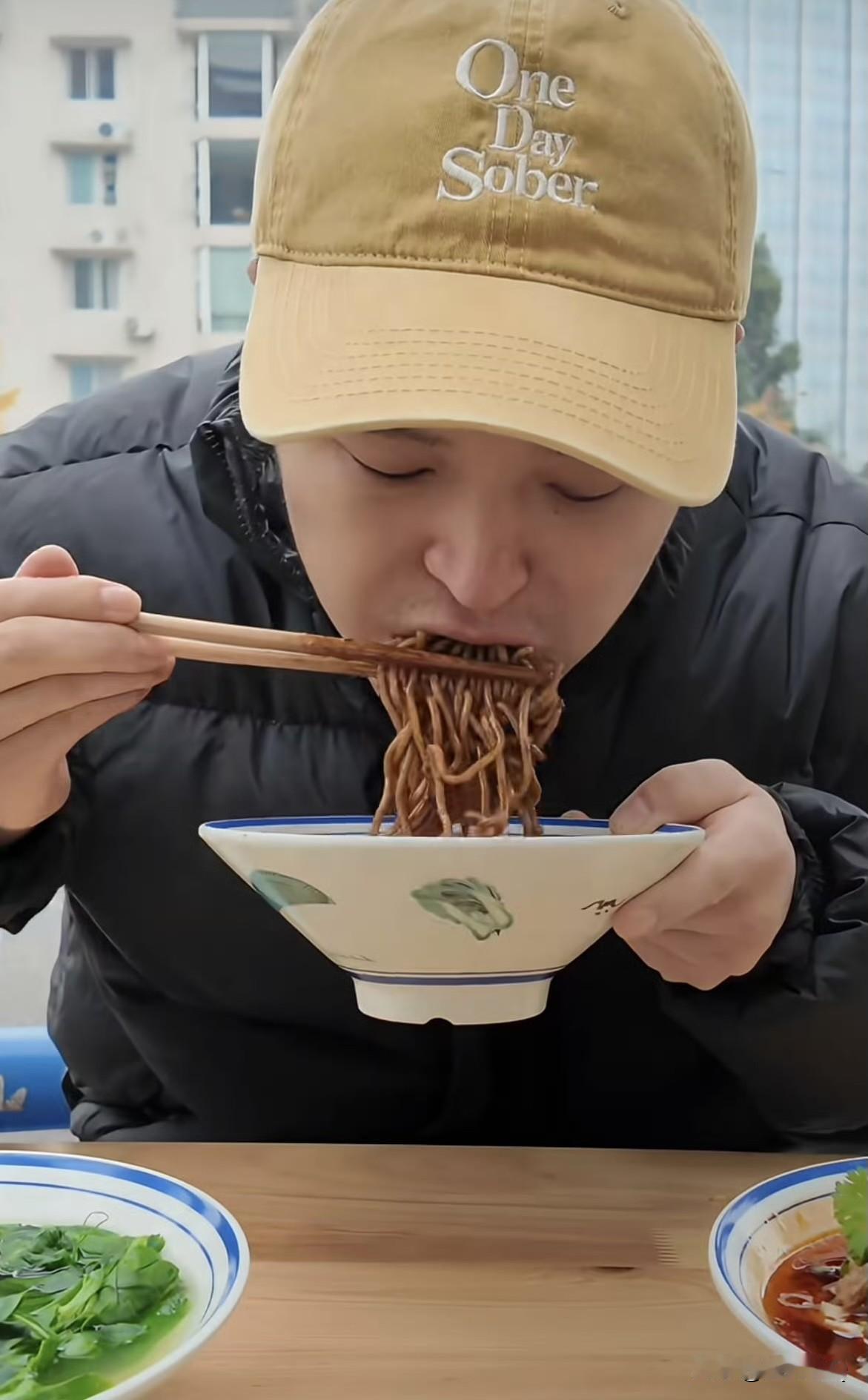 马頔说过自己是面条脑袋，有面就绝不吃吃米。看他吃面那叫一个嘎嘎香，一大口一大口吸