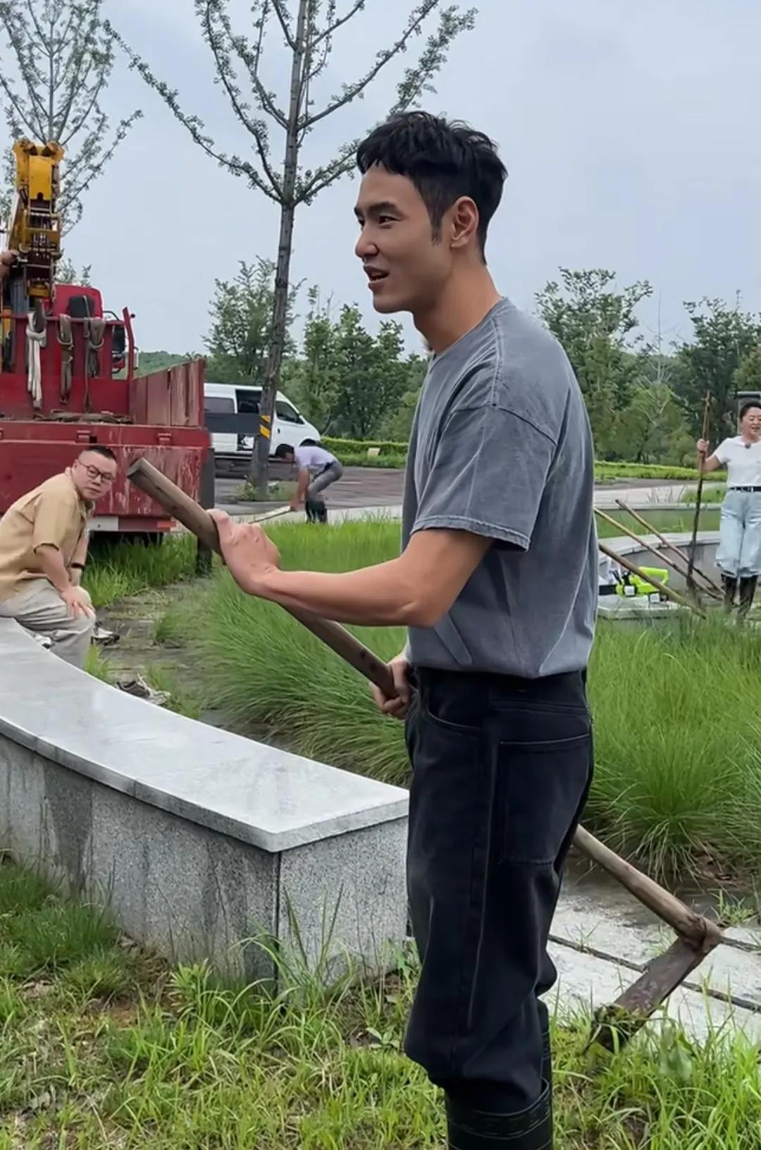 这是四十二岁的男人啊
看起来也太年轻了
阮经天在上虞录制综艺节目
挖个土都能这么