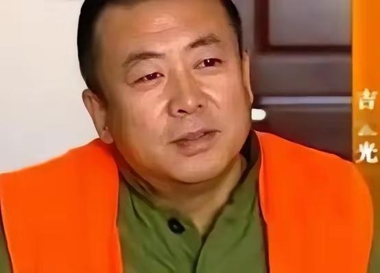 2011年，一名瘫痪多年的民警坐在轮椅上在家中看电视，突然，他神情激动，指着电视