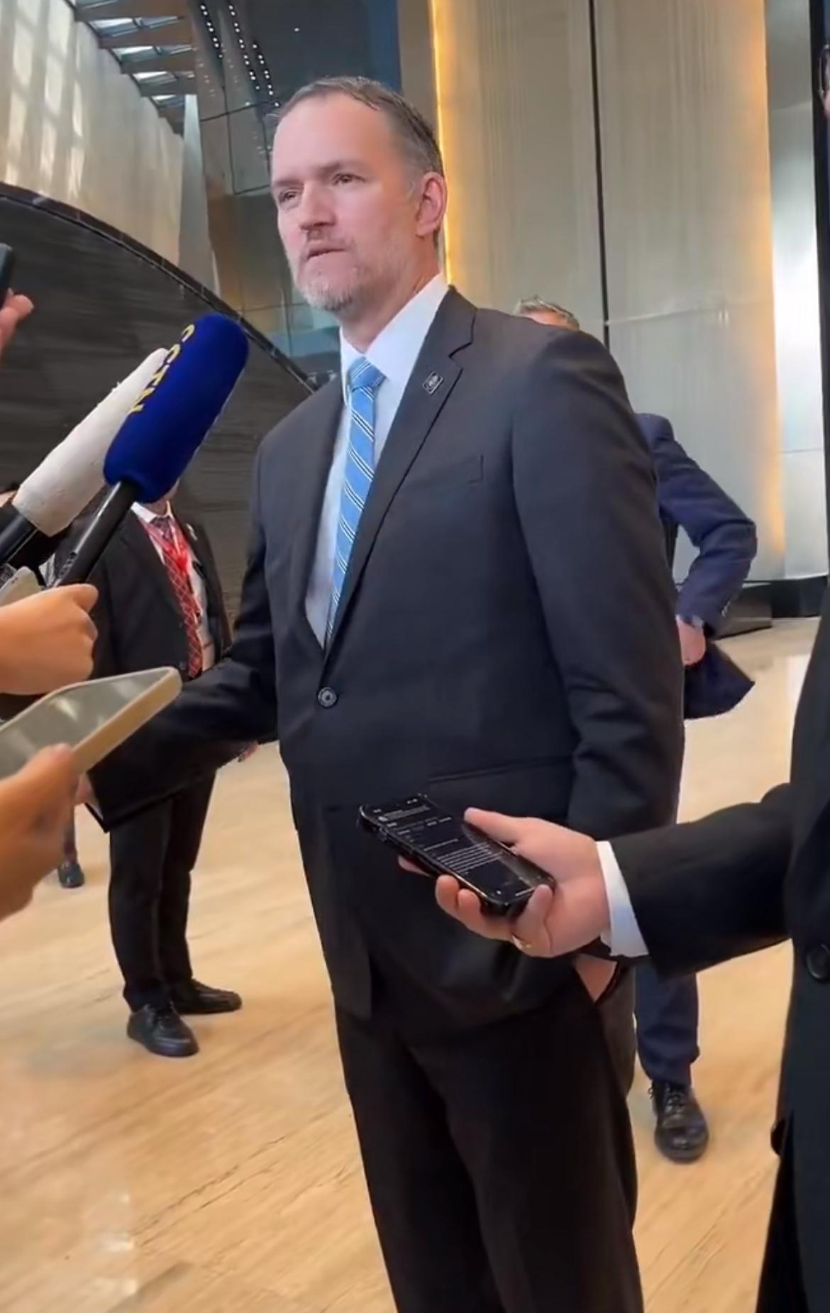 上午会谈结束！美国贸易代表格里尔向记者表示，谈判进展顺利。

他称从昨天至今双方