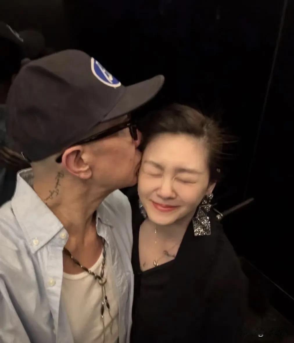 感受过真心的人才能鉴别什么是演戏，当然了，也不用互相说服，但是信这种守墓是真爱的