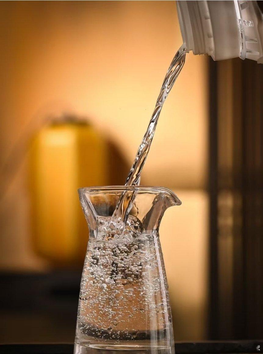 韩国人被中国白酒整微醺了中国白酒果然名不虚传！韩国朋友喝到微醺的样子也太真实了，