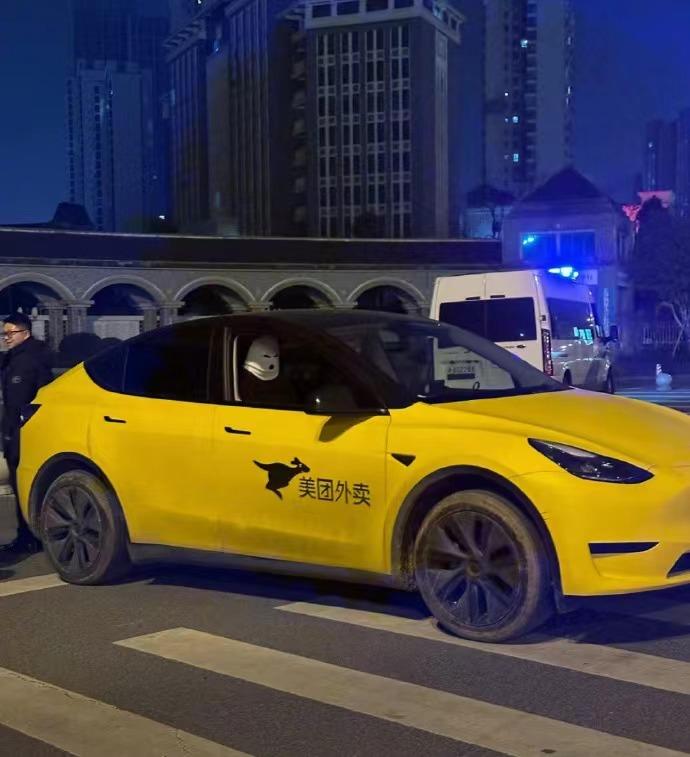 啥？现在上海送外卖的这么卷了？？有网友拍到美团外卖竟然开着特斯拉送餐，一反骑电驴