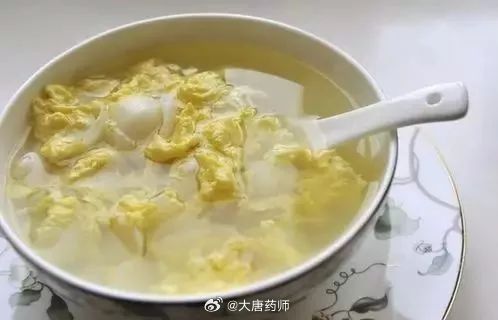 开水冲蛋，补阴液、又清虚热，现在吃刚刚好还记得小时候姥姥给冲的蛋花吗？虽然现在听