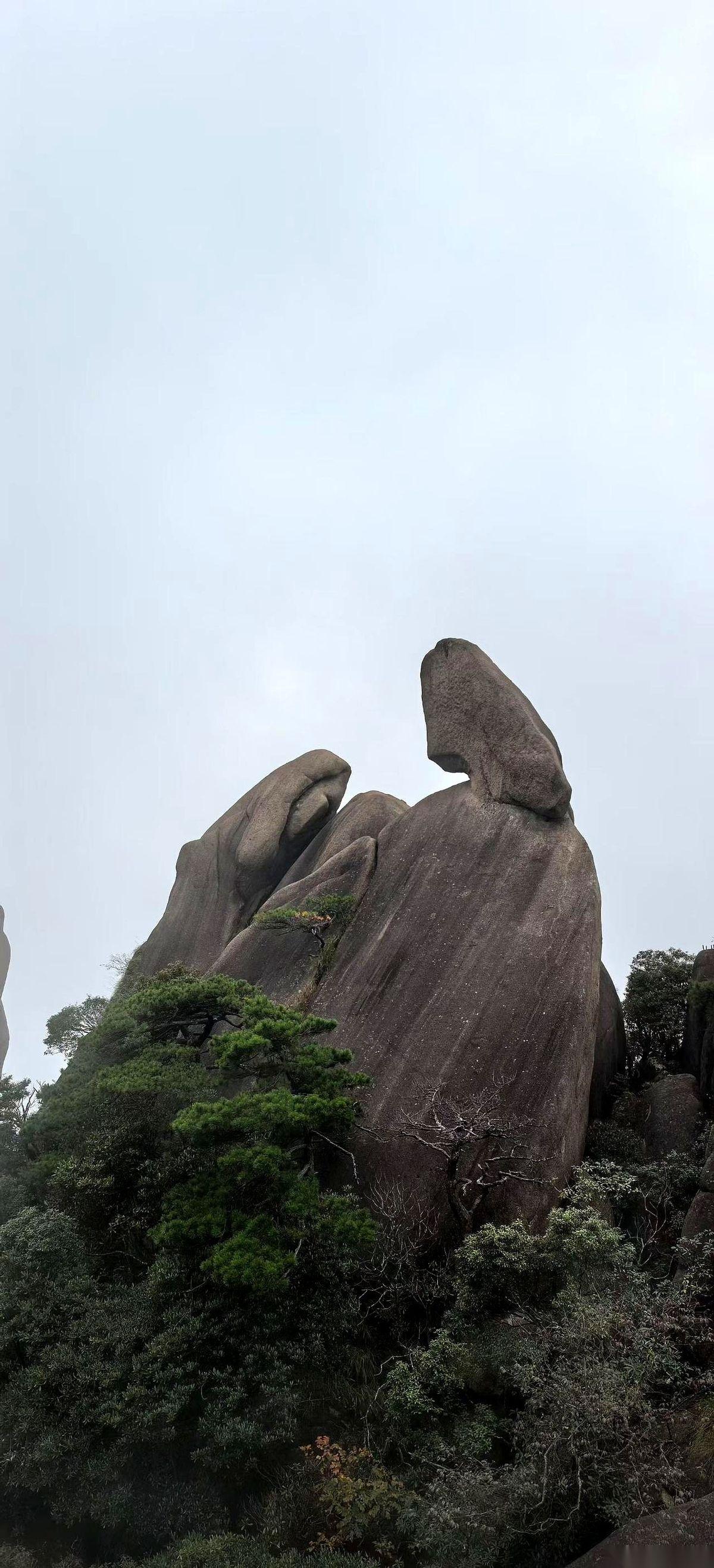 我二叔，一辈子教书育人，坚定的唯物主义者。
结果就因为弹了学生一个脑瓜崩，自己的