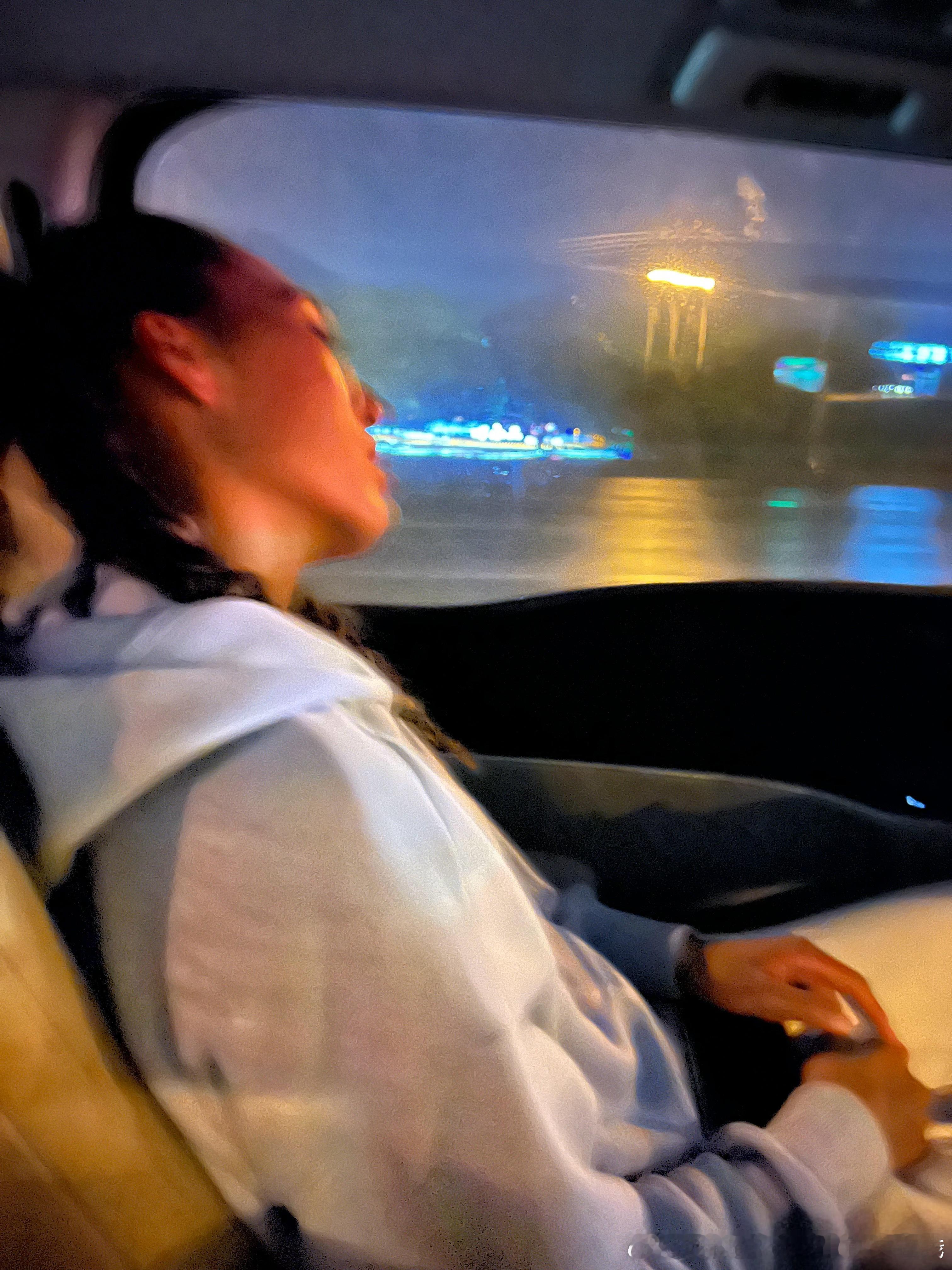 “她选的路真的很长 不惧风霜 不怕流浪”