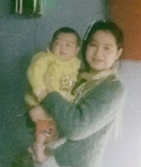 1976年，25岁女知青抱着4岁儿子回京，母亲气得半死：未婚先孕，不知羞耻！可当