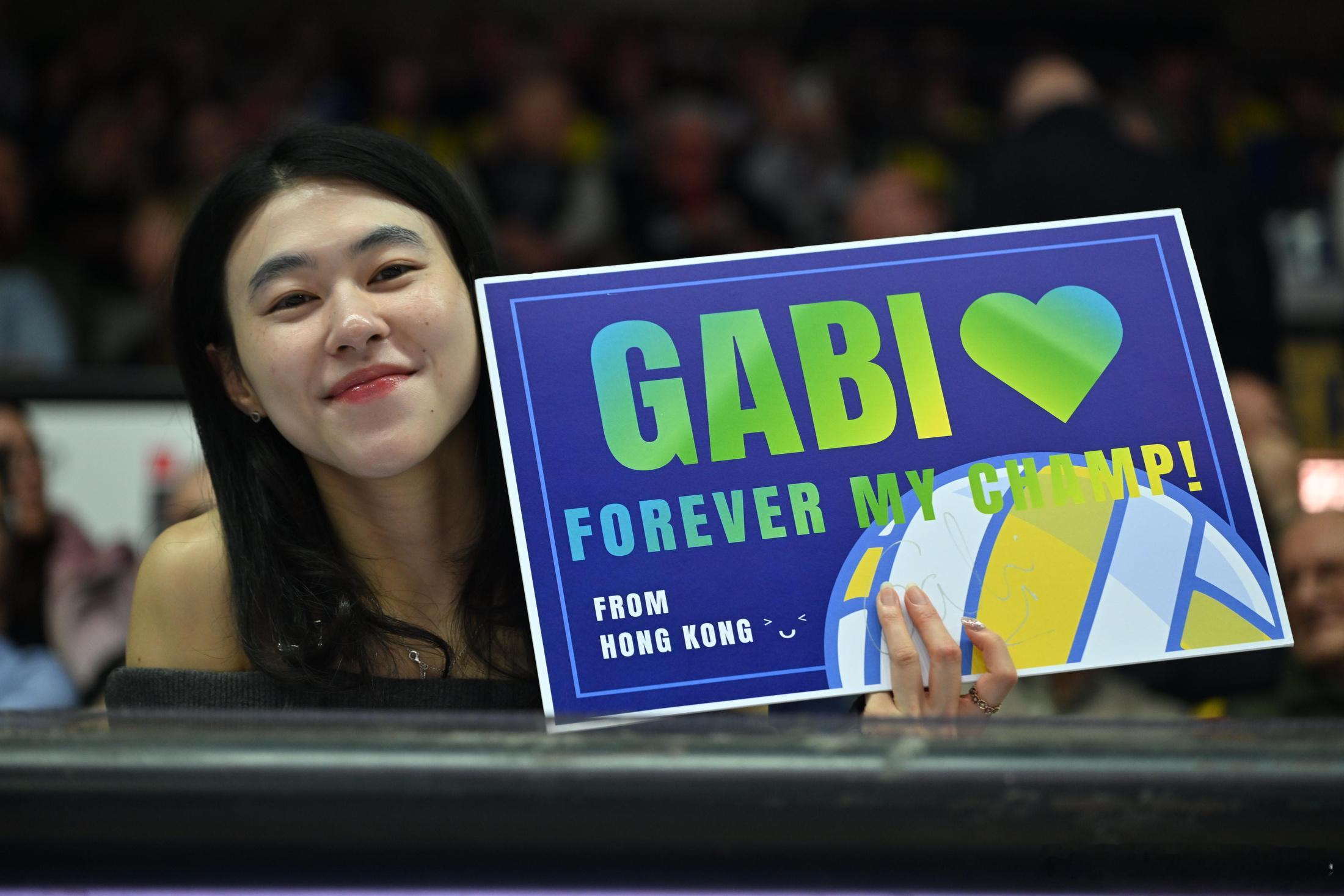 来自中国香港的球迷，在科内主场为加比加油打气。 