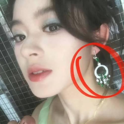 坑爹又坑妈的黄杨钿甜学乖了，微博之夜公开亮相未戴任何首饰！
        谁也