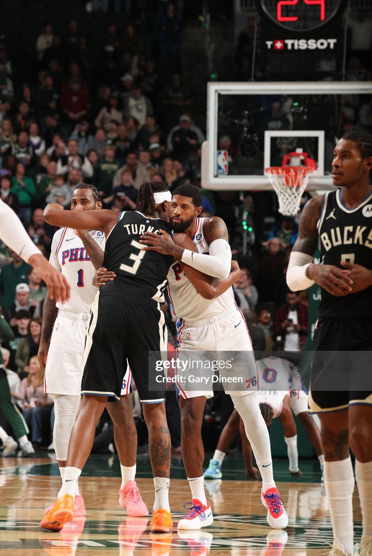 Respect！保罗·乔治开赛前与前队友迈尔斯·特纳相拥致意！费城76人新赛季篮