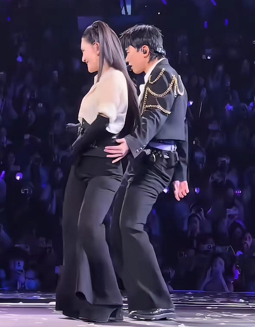 谢娜和张杰，一个44岁，一个43岁。论身材，这个年龄保养得已经很好了。张杰唱功了