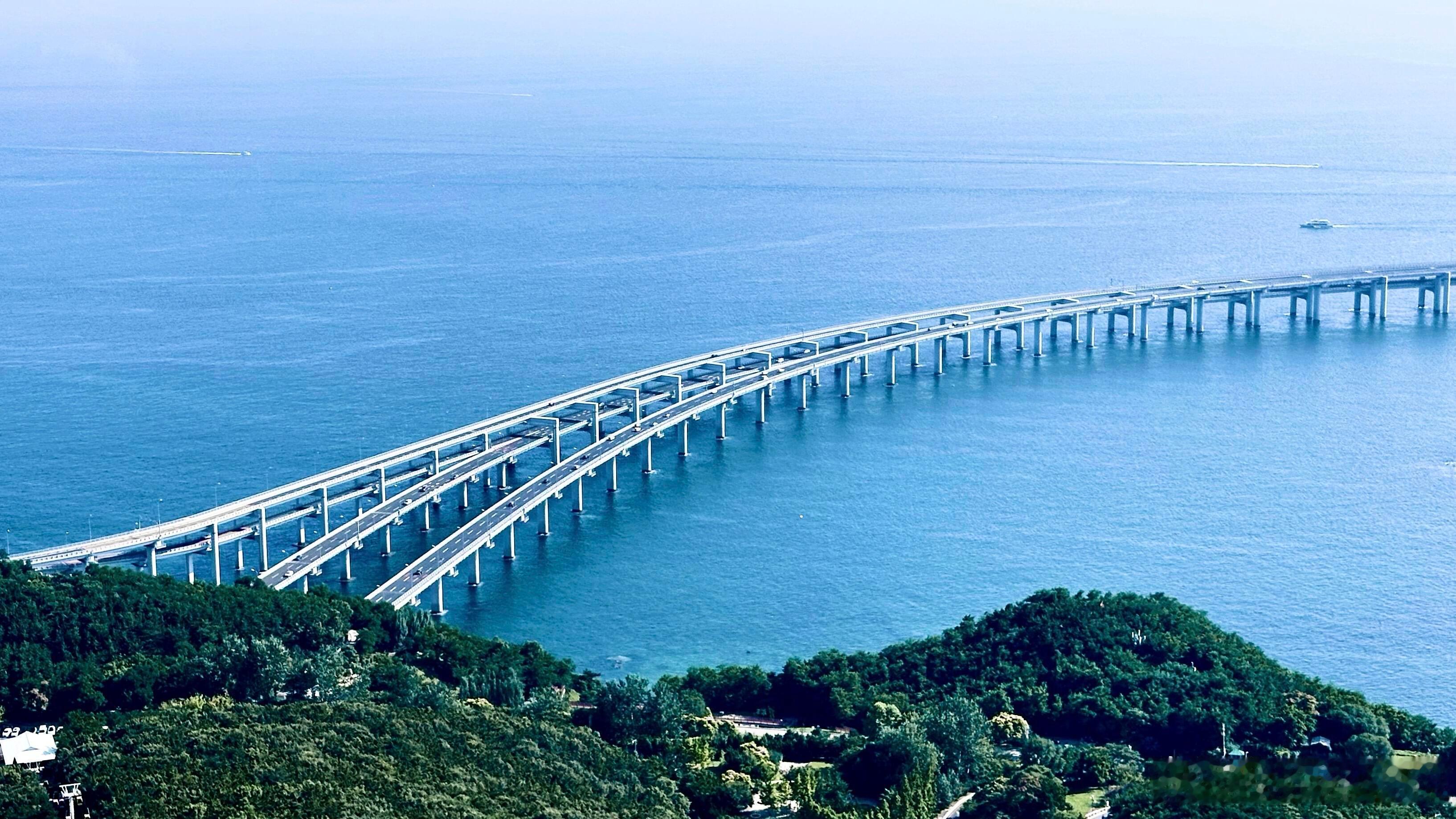 欢迎全国各地的朋友们来大连这里真是一座很美丽的城市不光可以看到大海还有随处可见的