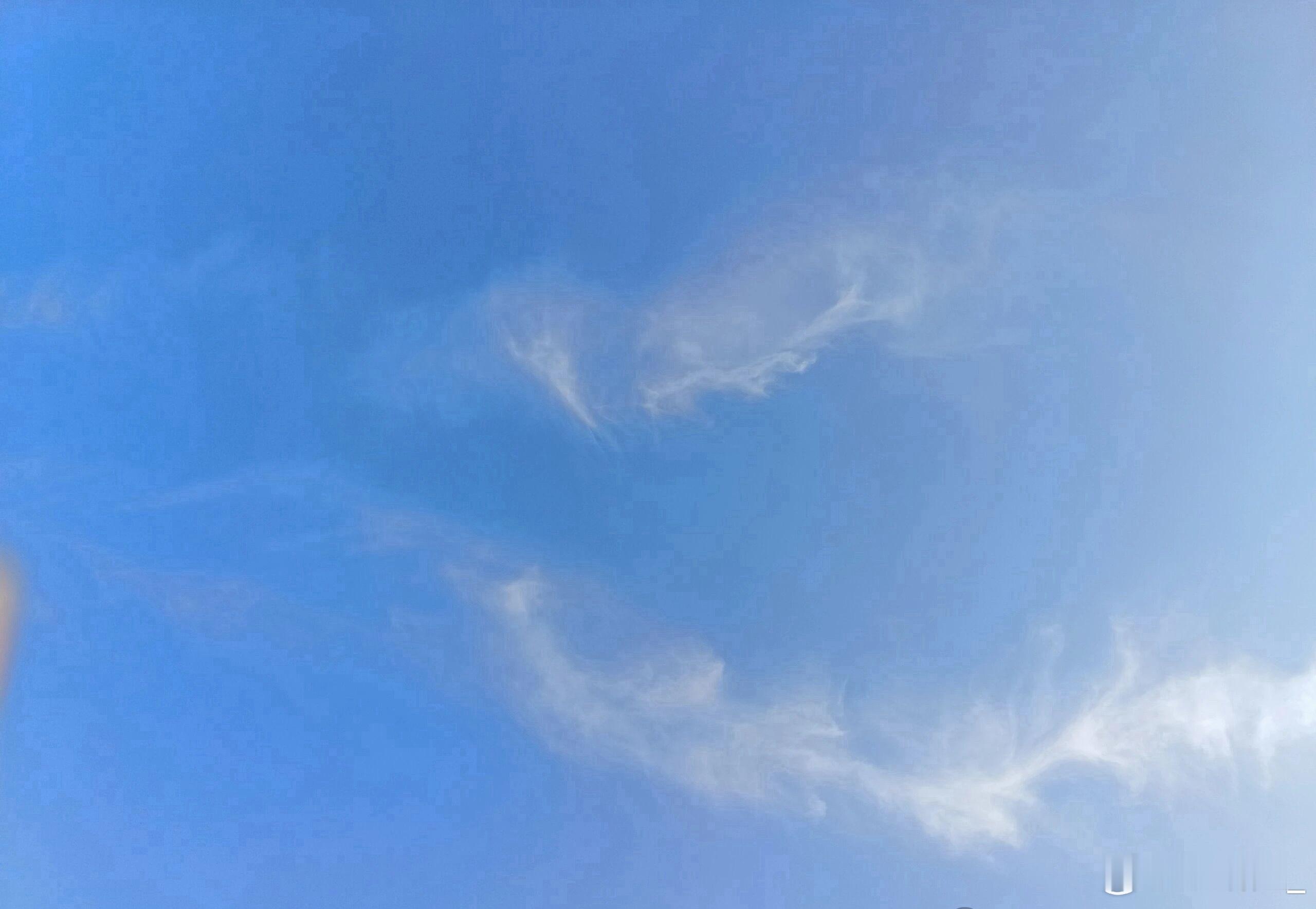 我觉得世界上最美的风景不是山水，而是你脸上的笑容，是你突破你自我的闭塞绽放出来的